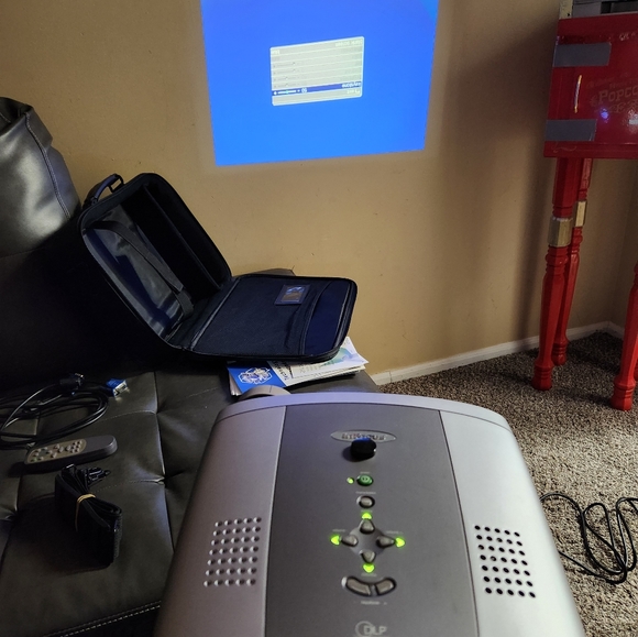 InFocus LP 500 Projector - Picture 3 of 7